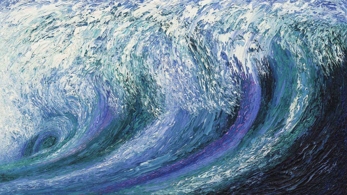 Schäumende, sich rollende Welle in unterschiedlichen Blautönen und weißer Gischt.