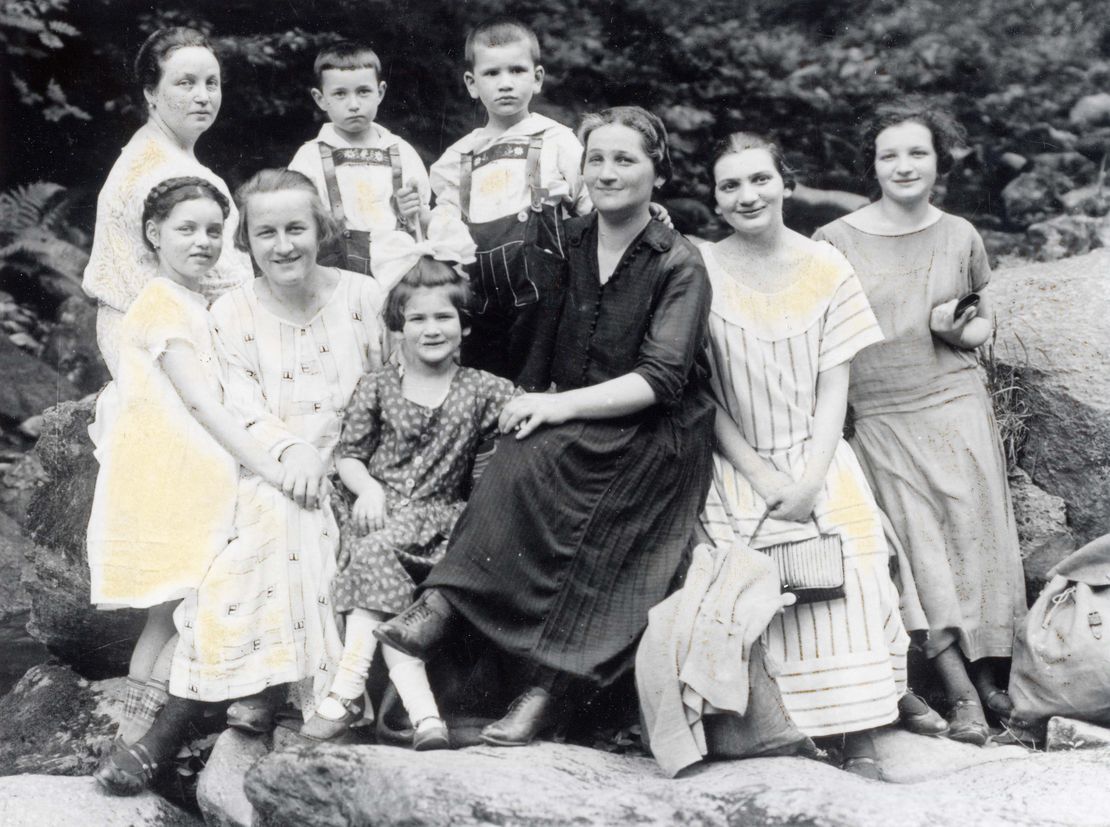 Schwarzweißfoto von Elsa Sabath mit ihren zahlreichen Kindern diversen Alters, vor dem Jahr 1930.