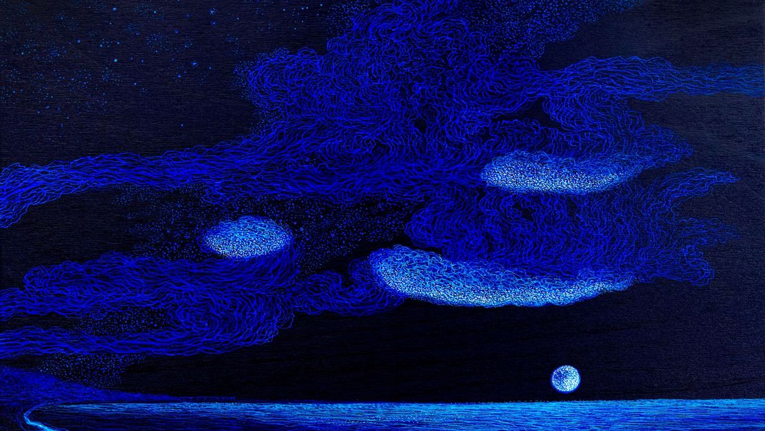 Bild des Meeresküste bei Ahrenshoop in der Nacht. In der schwarzen Nacht leuchtet über dem Wasser der Mond. Er strahlt die Wolken an und reflektiert sich im Wasser.