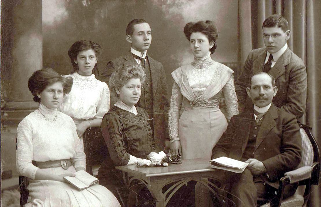Familienfoto der Familie Altmann aus dem Jahr 1910. Das Schwarzweißfoto zeigt das Ehepaar Altmann an einem Tisch owie die zwei erwachsenen Söhne und drei erwachsenen Töchter.