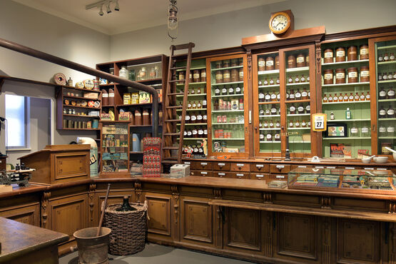 Die Innenausstattung einer Drogerie Miersch aus Bautzen aus der Zeit der Jahrhundertwende. Zu sehen sind alle Tresen und Regale samt zu verkaufender Waren.