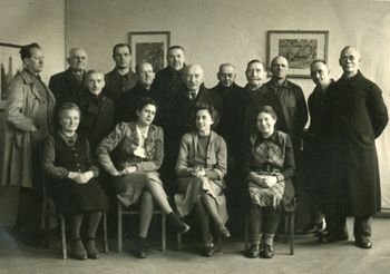 Direktorin Dr. Eva Schmidt (1. Reihe, 2. von links) im Kreise der Belegschaft des Stadtmuseums. 1950er Jahre.