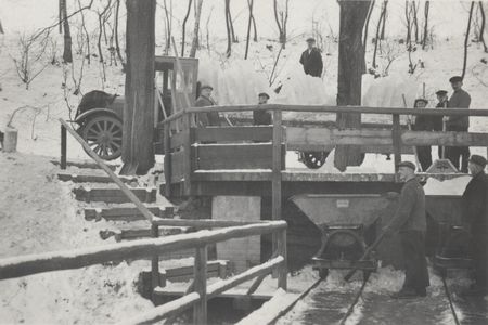 Mitarbeiter der Bautzener Brauerei & Mälzerei AG an der Entladerampe des Eiskellers am Eingang der Neustädter Straße. Bautzen, um 1930/1935. 