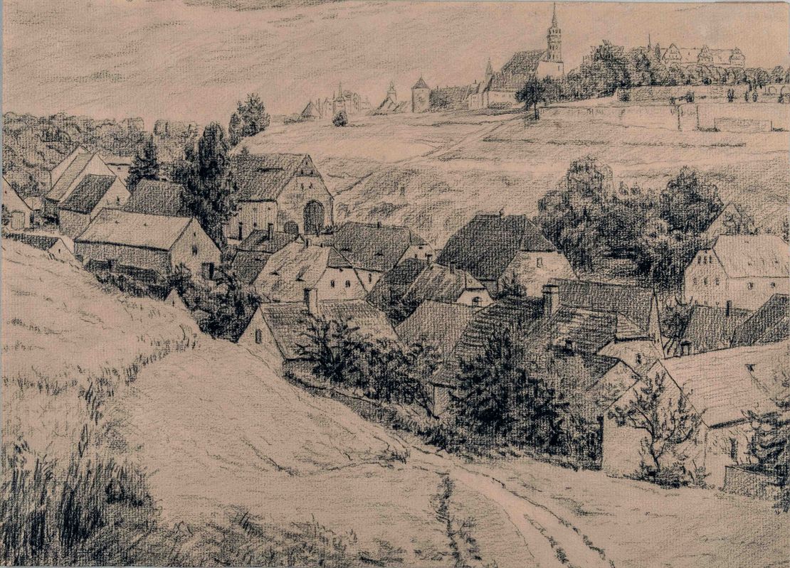 Bleistiftzeichnung: Blick auf Bautzen vom Protschenberg aus. Im Vordergrund Wiesen und Büsche und die Häuser im Spreetal. Im Hintergrund Bautzen und der Dom St. Petri.