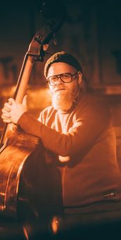 René Bornstein Foto von René Bornstein, der einen Kontrabass in seinen Händen hält