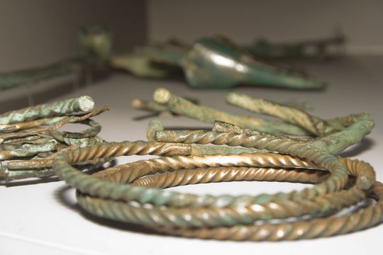 Gedrehte Armringe. 1100 bis 950 v. Chr. Lausitz. Bronze Gedrehte Armringe. 1100 bis 950 v. Chr. Lausitz. Bronze
