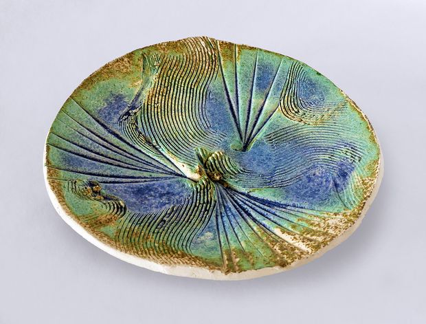 Keramikteller mit Ritzmuster. Vorwiegend in Blau- und Türkistönen.