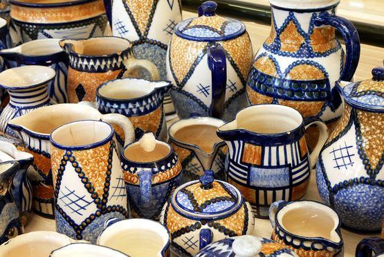 Oberlausitzer Keramik verschiedene Keramikkrüge mit Dekor in den Farben blau, braun, schwarz