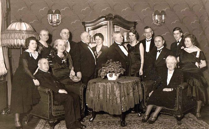 Unbekannter_Fotograf_-_Familie_Altmann_mit_Verwandten