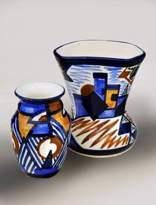 zwei Vasen mit Dekor in den Farben blau, braun und schwarz