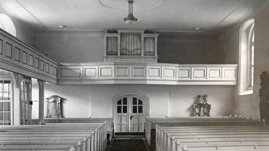 Schwarzweißfoto vom Innenraum der Taucherkirche von 1920-1925. Blick zur Empore.