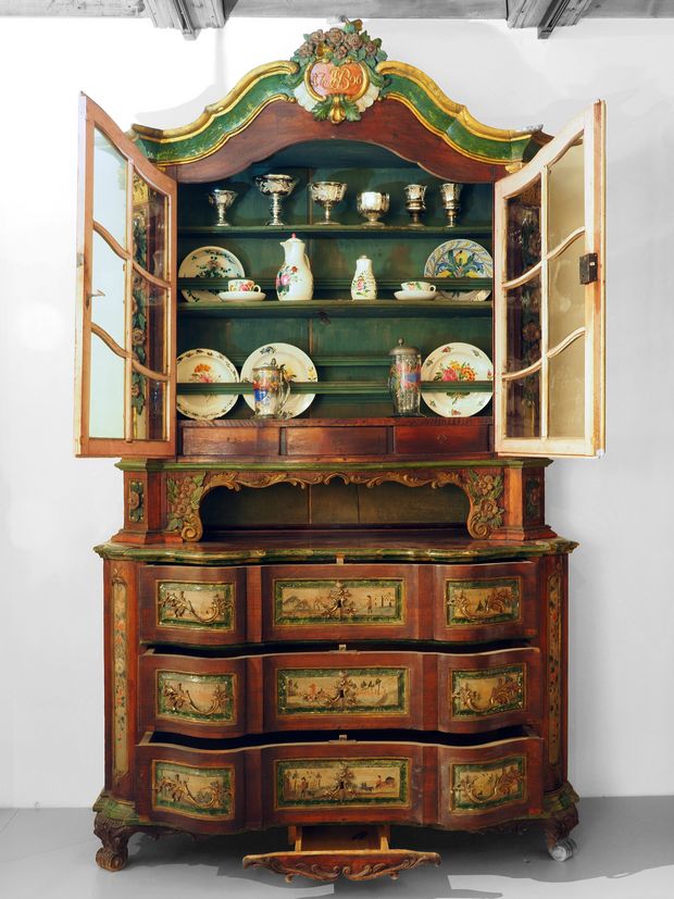 Ein geöffneter Schrank der reihe Ebersbacher Möbel. Darin befindet sich Geschirr.