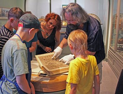 Kinder lauschen den Erklärungen von Herrn Schollmeyer