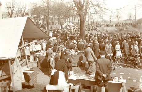 Eierschieben auf dem Protschenberg am Ostersonntag, Verkaufsstände, um 1920-1930