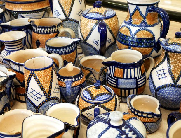 verschiedene Keramikkrüge mit Dekor in den Farben blau, braun, schwarz