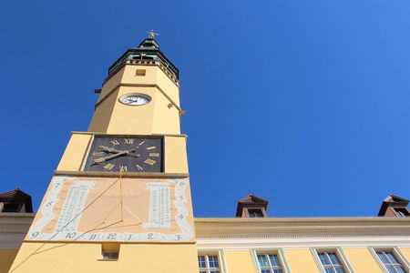 Rathausturm vor blauem Himmel