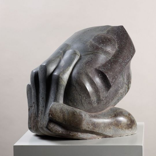 Horst Weiße – Geborgen. 1991. Serpentinit. Museum Bautzen. Horst Weiße – Geborgen. 1991. Serpentinit. Museum Bautzen.