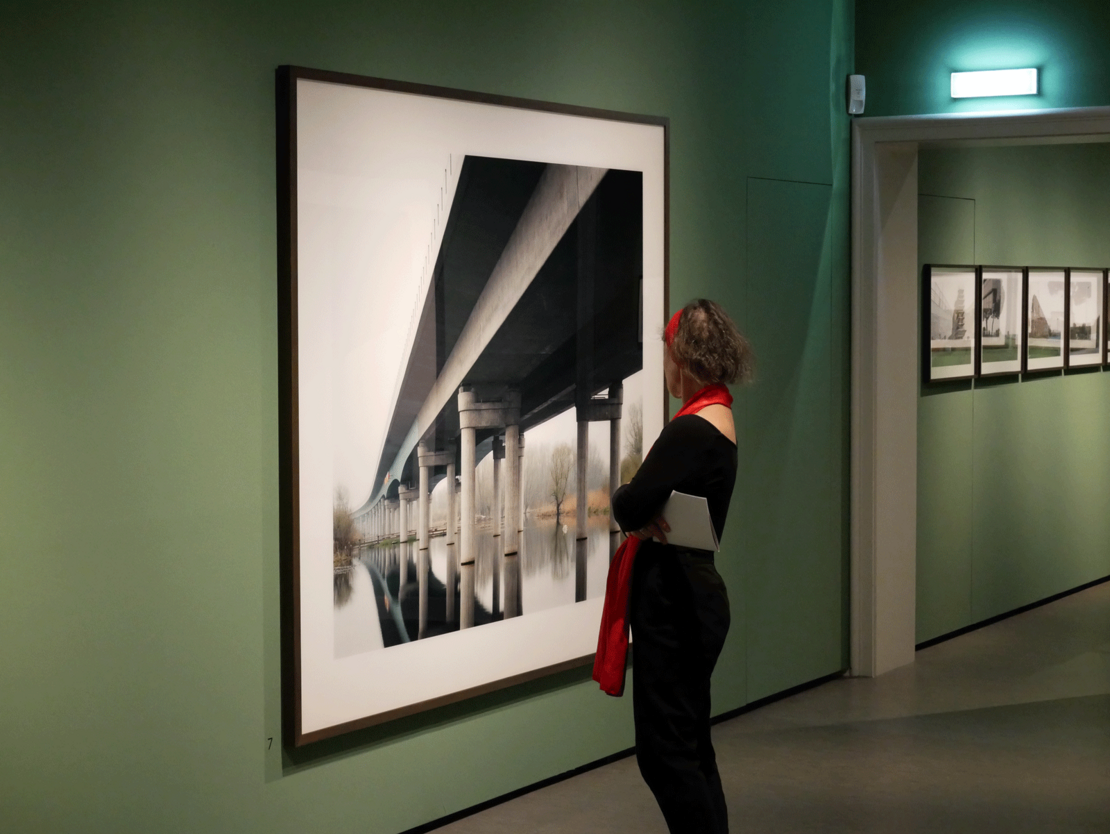 Licht_und_Zeit_Frau-vor-Peenebruecke