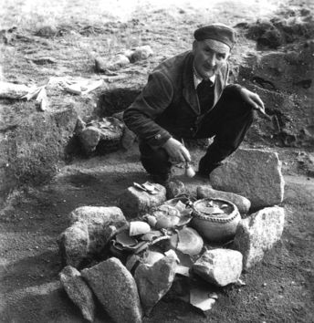 E. Schmidt bei der Ausgrabung auf dem Schafberg in Niederkaina Schwarz-weiß Foto. Ausgräber E. Schmidt beim Ausgraben eines bronzezeitlichen Grabes.
