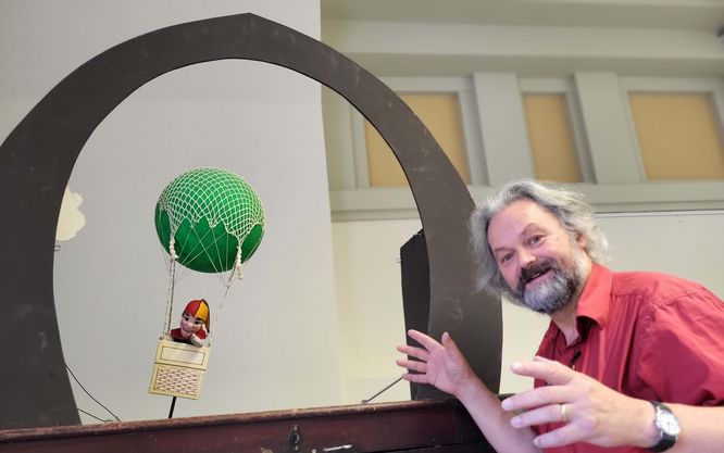 Bautzen - Eine Zeitreise mit Hindernissen Bühne des Puppenspiels mit Kasperl im fliegenden Ballon. Daneben der Puppenspieler Ulrich Schollmeyer.